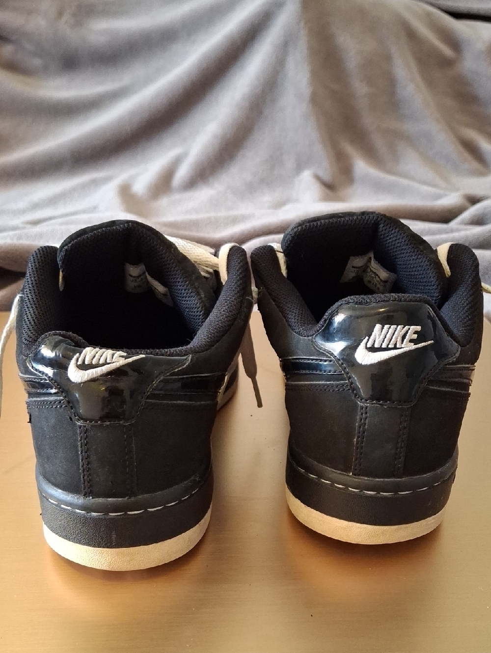Nike Air Men’s Black Sneakers with White Laces - Picture 3 of 7